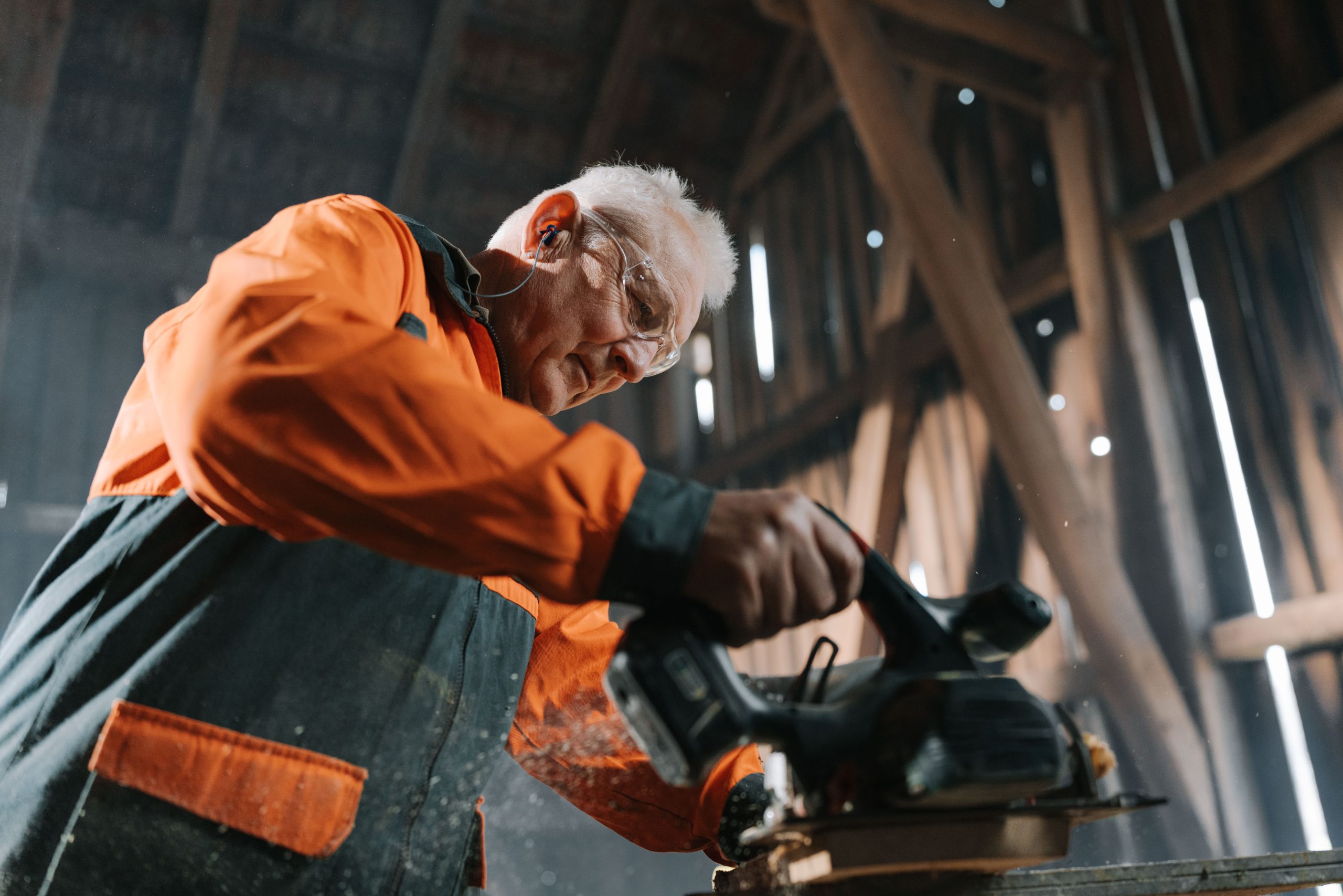 Handwerker bei der Arbeit mit einer Stichsäge