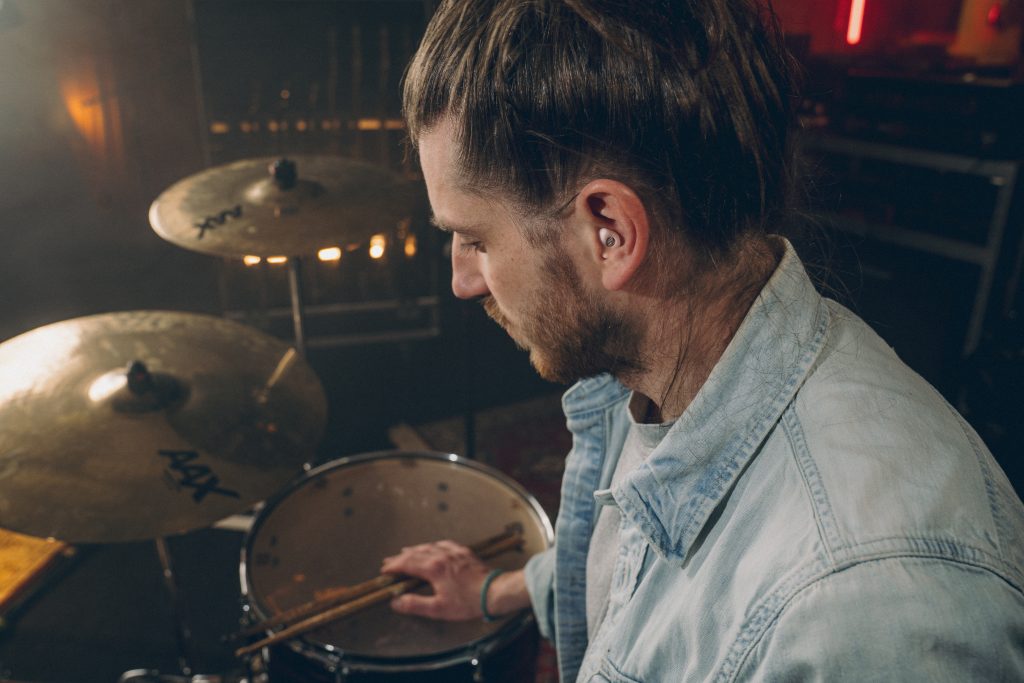 Musiker mit Gehörschutz am Schlagzeug